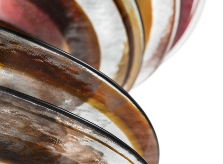 Profilo rilegge in chiave contemporanea la silhouette del lampadario classico. La composizione è formata da dischi di vetro centrifugato di diametri differenti, disposti attorno a un elemento luminoso centrale.