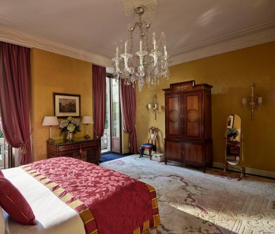 hps_148-149_royal_suite_bedroom_0116-master_v1lr.jpg