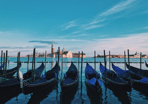 Nel_blu_dipinto_di_blu_Riva Degli_Schiavoni.jpg