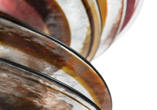 Profilo rilegge in chiave contemporanea la silhouette del lampadario classico. La composizione è formata da dischi di vetro centrifugato di diametri differenti, disposti attorno a un elemento luminoso centrale.