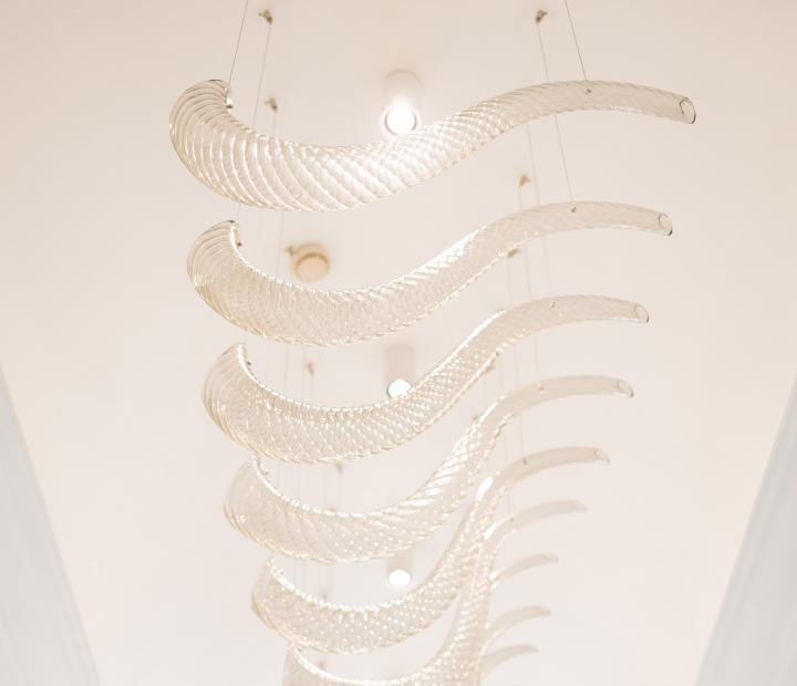 Aurrum Showroom Swing