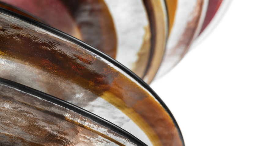 Profilo rilegge in chiave contemporanea la silhouette del lampadario classico. La composizione è formata da dischi di vetro centrifugato di diametri differenti, disposti attorno a un elemento luminoso centrale.