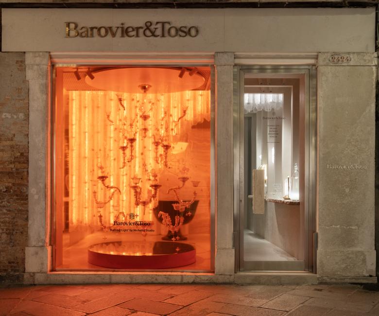 Venice Boutique_Burning Light Display Window