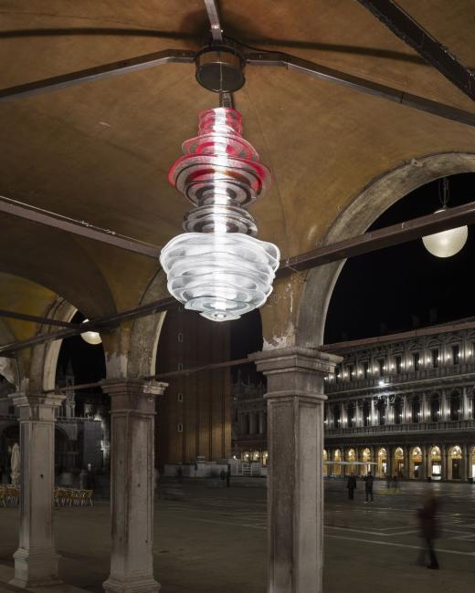 In Profilo, il gesto dell’artigiano diventa racconto visibile: il movimento del vetro fuso è catturato nel suo istante di massima espansione. 